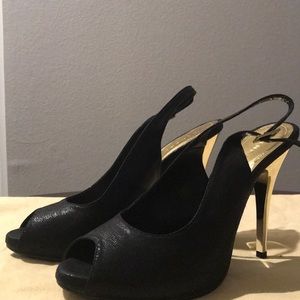 Sling back, peep toe pump